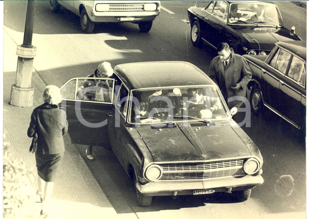 1970 ca COSTUME Rita PAVONE e Teddy RENO salgono in auto - Foto 30x22 cm