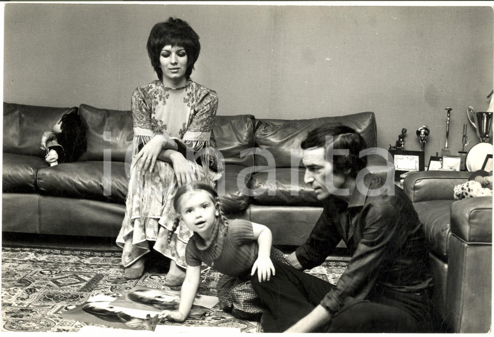 1975 ca COSTUME Iva ZANICCHI e Tonino ANSOLDI in famiglia - Foto 30x20 cm