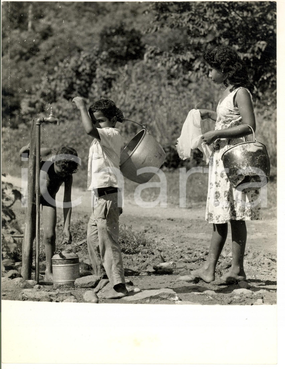 1970 ca VENEZUELA Bambini con secchi vicino a una piantagione - Foto 20x30 cm