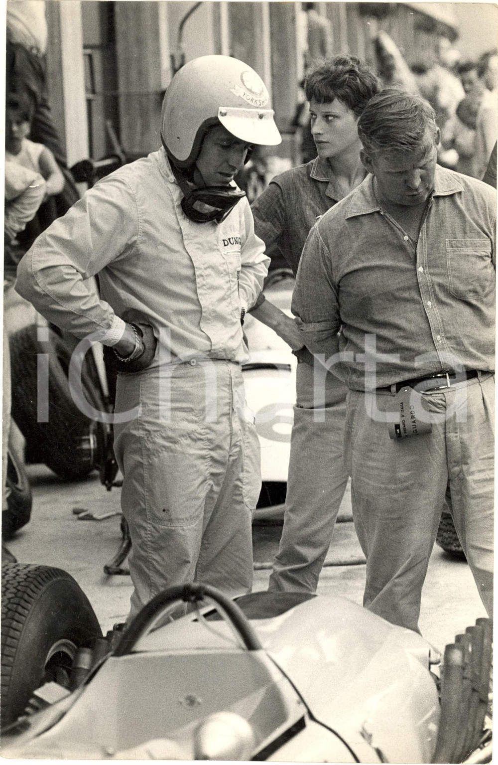 1970 ca AUTOMOBILISMO ITALIA Pilota Trevor TAYLOR prima di una gara - Foto 20x30