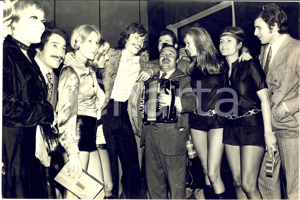1970 ca COSTUME ITALIA Cantante ANTOINE a una festa- Foto 30x20 cm