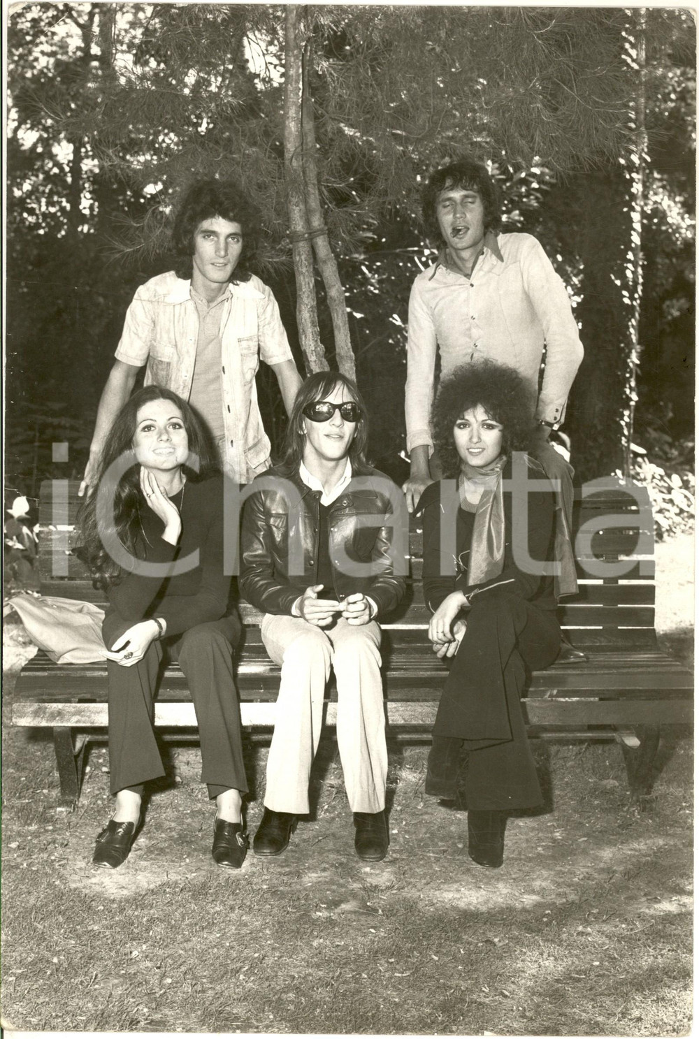 1970 ca COSTUME ITALIA Gigliola CINQUETTI e Marcella BELLA in un parco - Foto