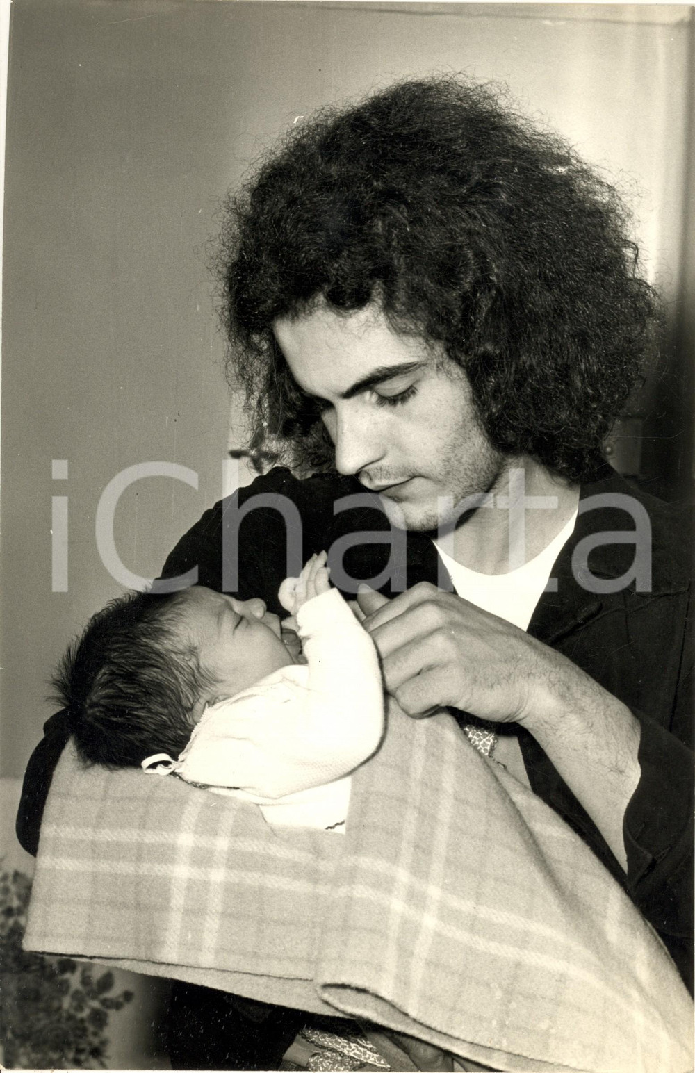1975 ca COSTUME Cantante DONATELLO con il figlio neonato - Foto 20x30 cm