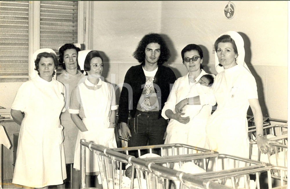 1975 ca COSTUME Cantante DONATELLO con il figlio neonato in ospedale - Foto