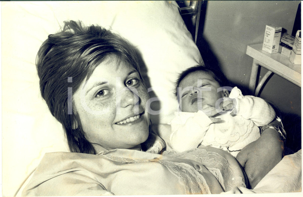 1975 ca COSTUME Moglie e figlio neonato del cantante DONATELLO (1) - Foto