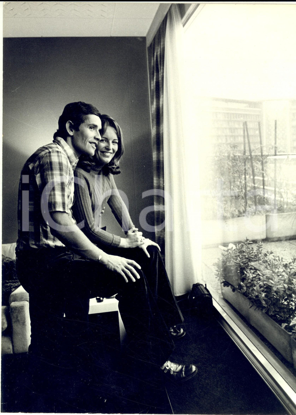 1970 ca COSTUME ITALIA Gerry MANZOLI e NADA sul balcone di casa - Foto 20x30