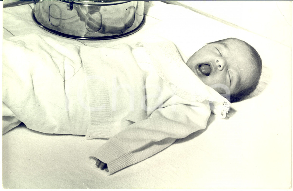 1971 MILANO Benedetta MAZZINI CROCCO (figlia di MINA) neonata (3) Foto 31x20 cm