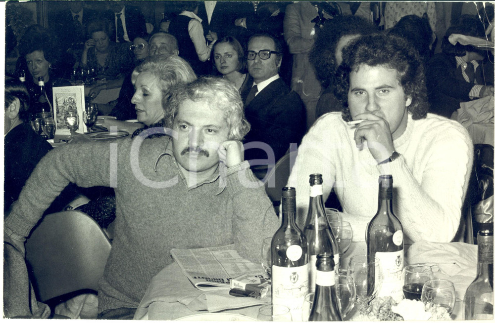 1970 ca COSTUME Bruno LAUZI e Adriano PAPPALARDO a tavola - Foto 30x20 cm