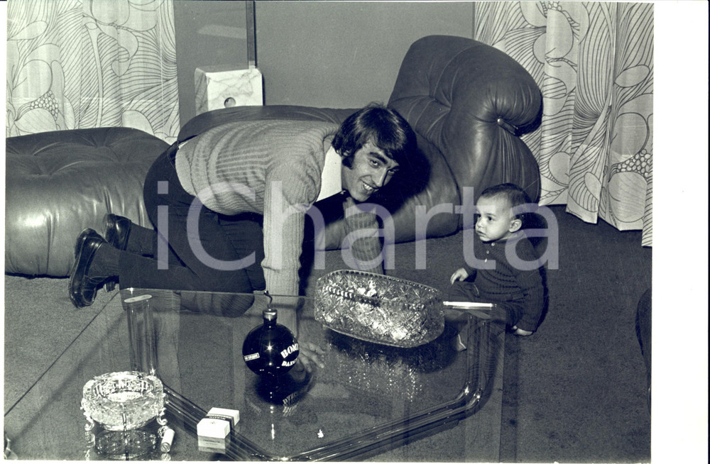1970 ca COSTUME ITALIA Pietro ANASTASI con in salotto con il figlio (1) *Foto
