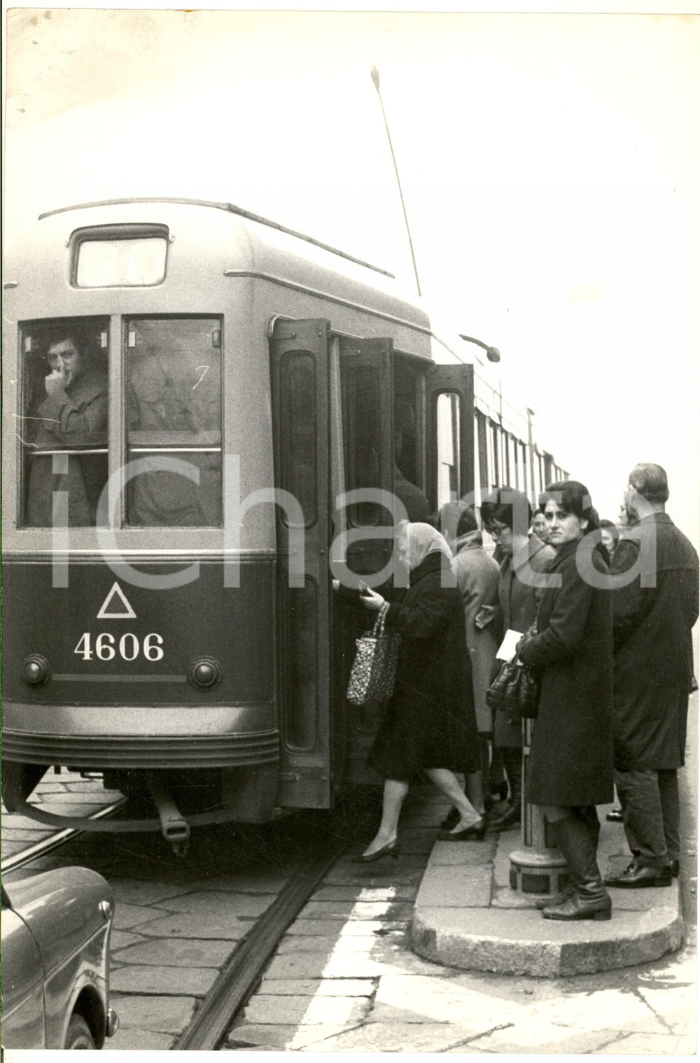 1970 ca COSTUME MILANO ATM Tram linea 30 affollato presso una fermata *Foto