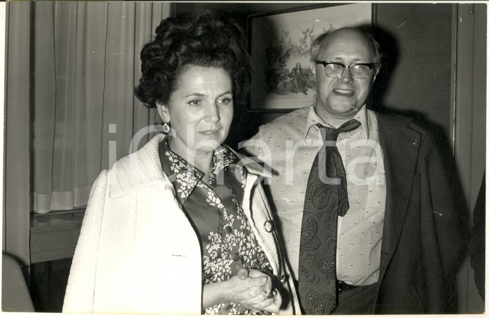 1970 ca MILANO (?) Mstislav ROSTROPOVIC con la moglie per tournée in Italia (2) 