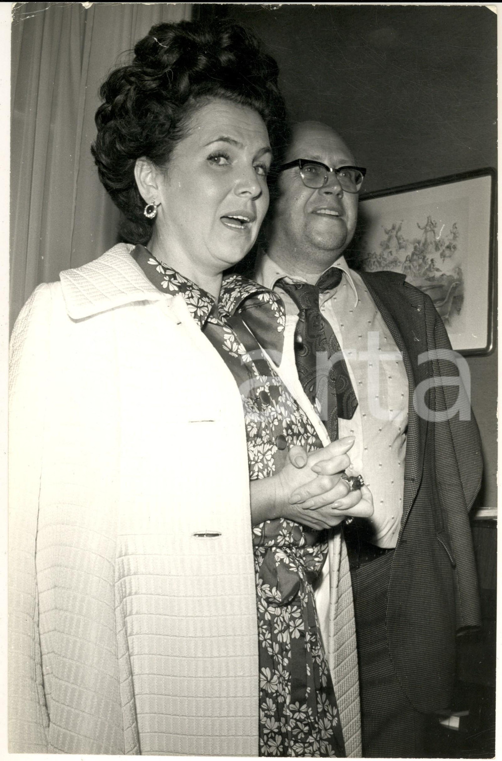 1970 ca MILANO (?) Mstislav ROSTROPOVIC con la moglie per tournée in Italia (3) 