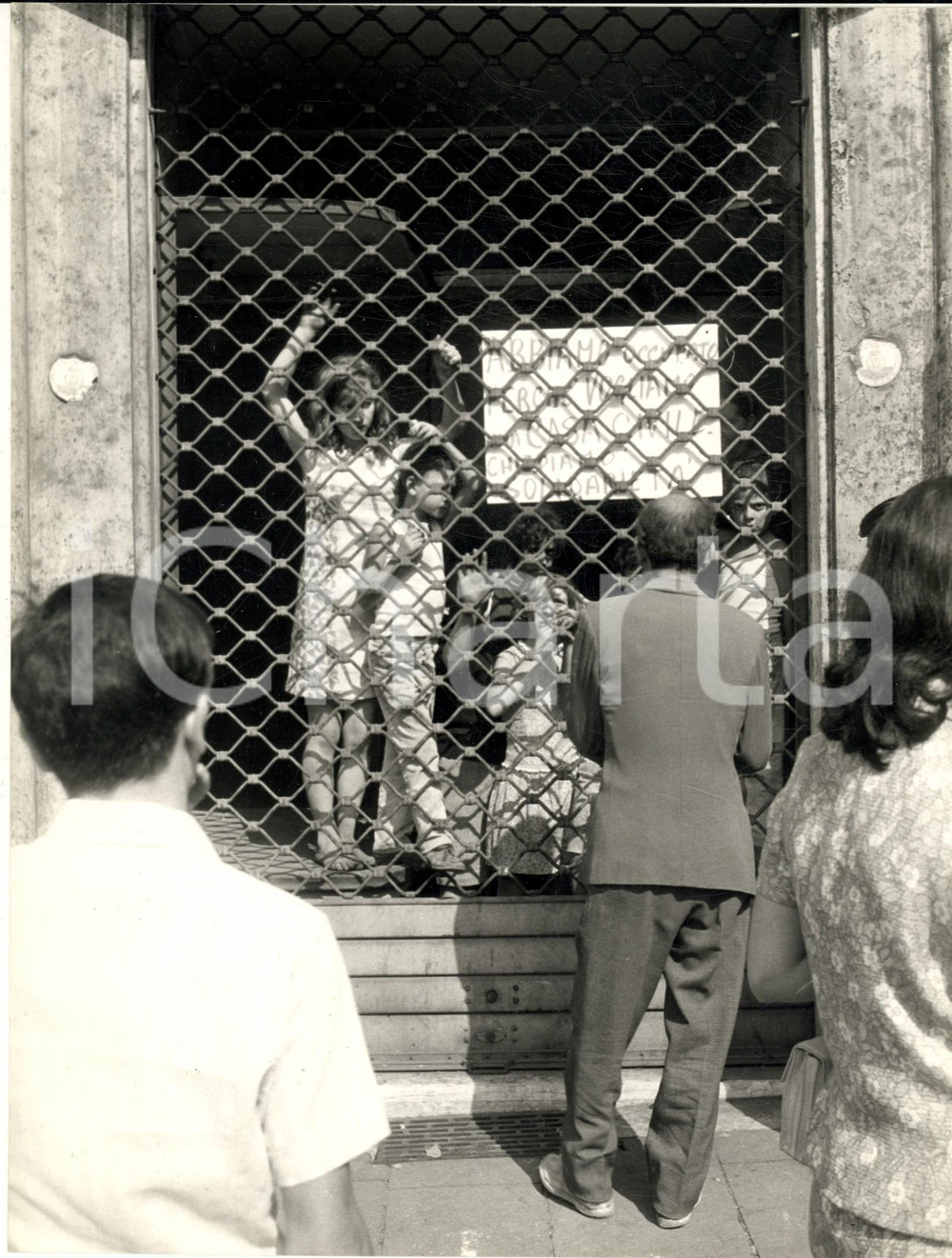 1968 MILANO Occupazione di case - Protesta di famiglia con bambini *Foto 20x30