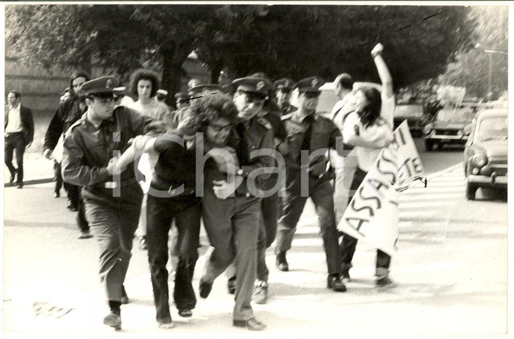 1969 MILANO ANNI DI PIOMBO Scontri tra polizia e studenti Statale (2) - Foto 