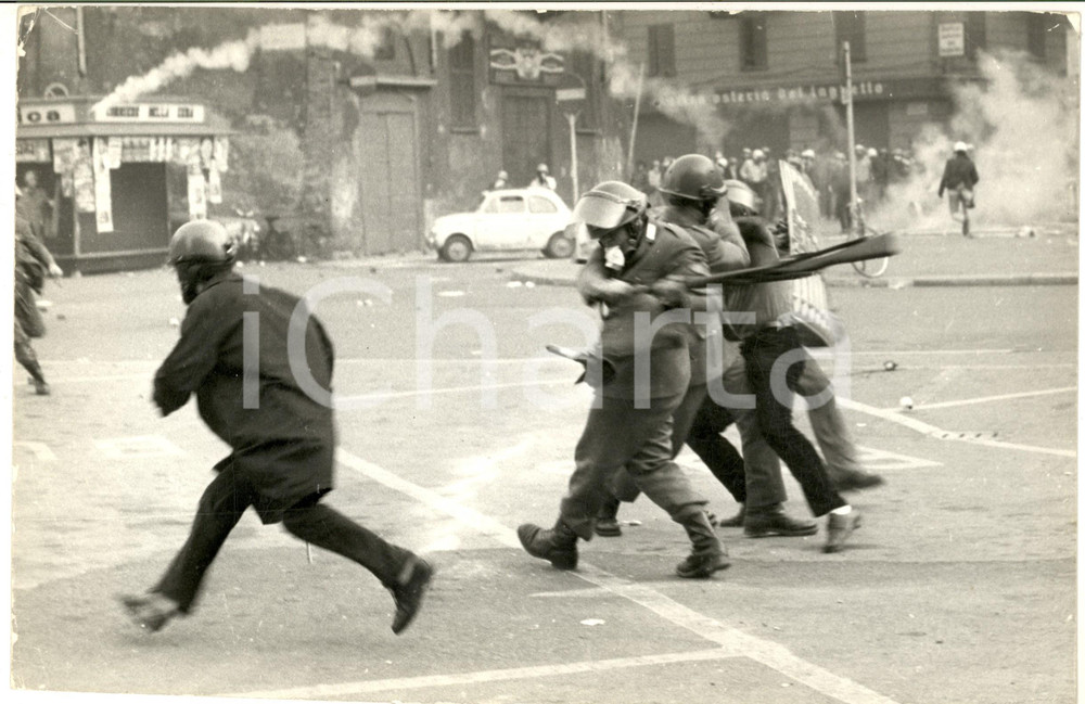 1969 MILANO ANNI DI PIOMBO Polizia contro gli studenti della Statale (3) - Foto 