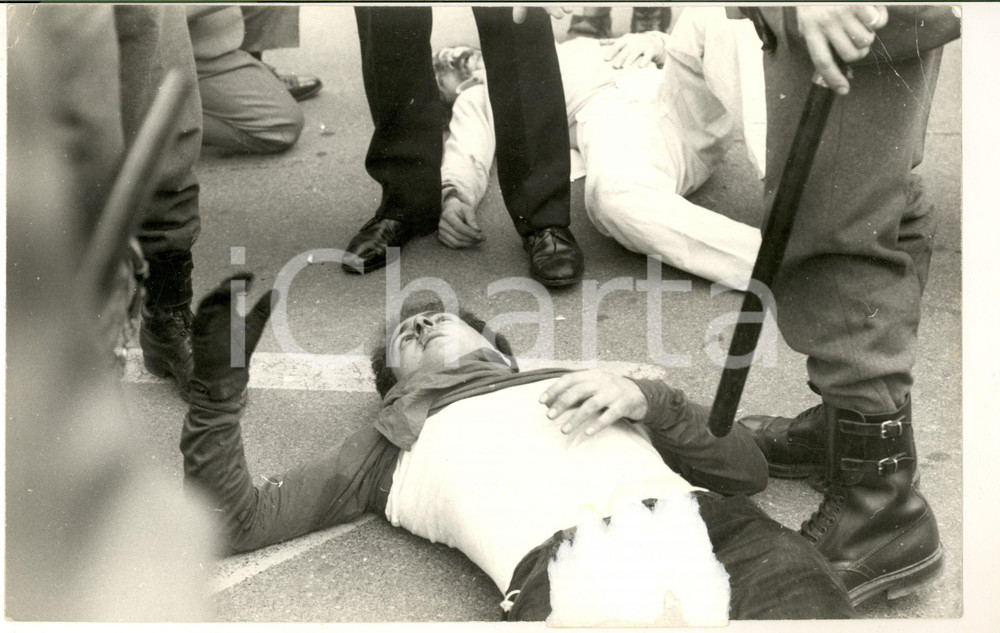 1969 MILANO ANNI DI PIOMBO Studenti feriti negli scontri *Foto DANNEGGIATA
