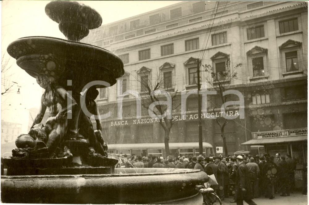 1969 MILANO Strage di Piazza Fontana - Folla davanti alla banca - Foto 30x20 cm