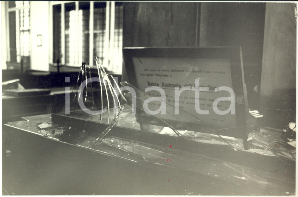 1969 MILANO Strage Piazza Fontana - Sportello banca dopo l'esplosione - Foto