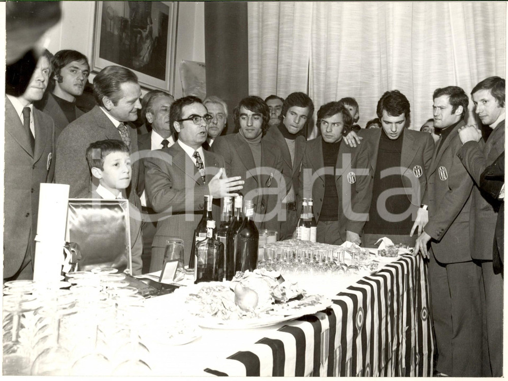 1971 TORINO JUVENTUS Giampiero BONIPERTI con la squadra - Cerimonia (2) *Foto