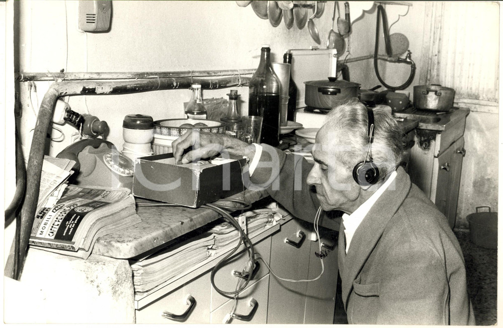1972 ANDORA (SV) Inventore Nicola BIANUCCI con il suo amplificatore (2) - Foto