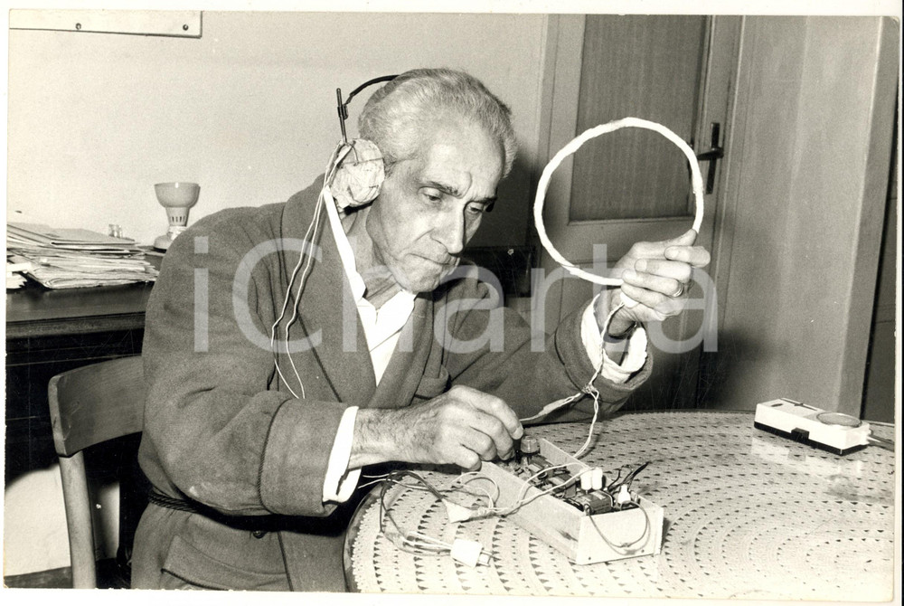 1972 ANDORA (SV) Inventore Nicola BIANUCCI con il suo amplificatore (3) - Foto