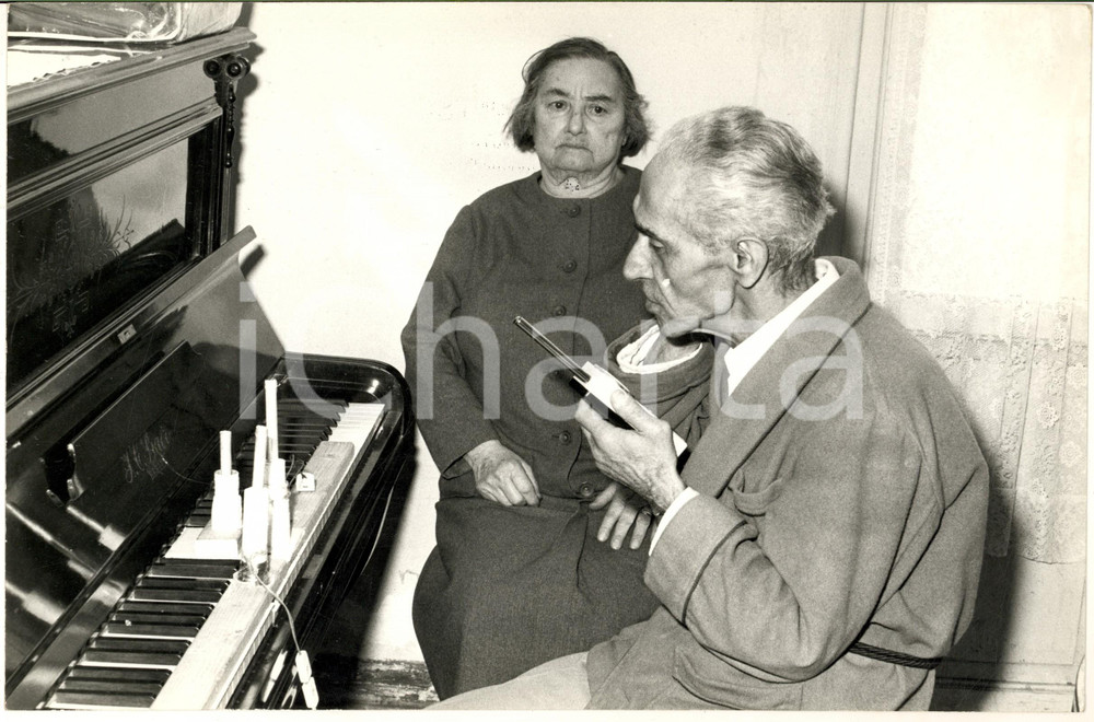 1972 ANDORA (SV) Inventore Nicola BIANUCCI parla con il painoforte - Foto