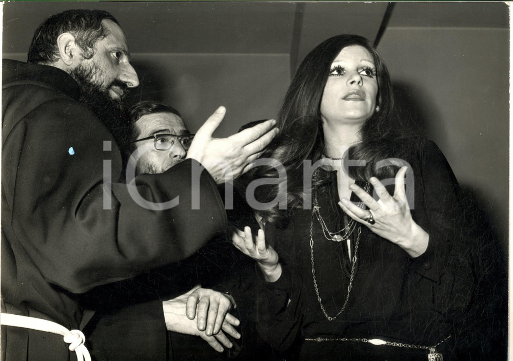 1975 ca COSTUME Cantante MILVA con due frati francescani *Foto 30x24 cm