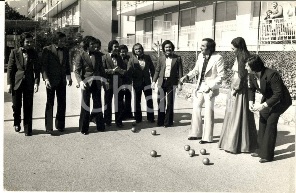 1975 ca COSTUME ITALIA Raoul CASADEI gioca a bocce con la sua orchestra - Foto