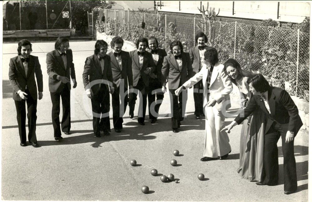 1975 ca COSTUME ITALIA Raoul CASADEI gioca a bocce con la sua orchestra *Foto