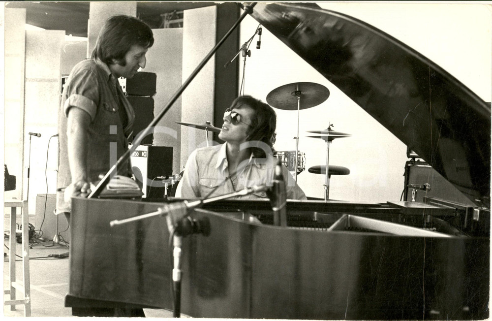 1970 ca COSTUME Claudio BAGLIONI al pianoforte - Foto GRAVEMENTE DANNEGGIATA