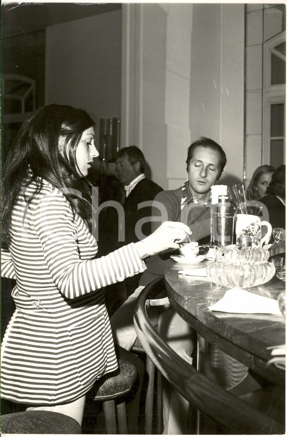 1970 ca COSTUME ITALIA Caterina CASELLI con il marito Piero SUGAR (2) *Foto