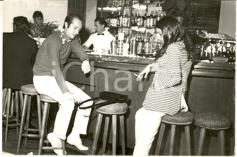 1970 ca COSTUME ITALIA Caterina CASELLI al bar con Piero SUGAR (4) *Foto