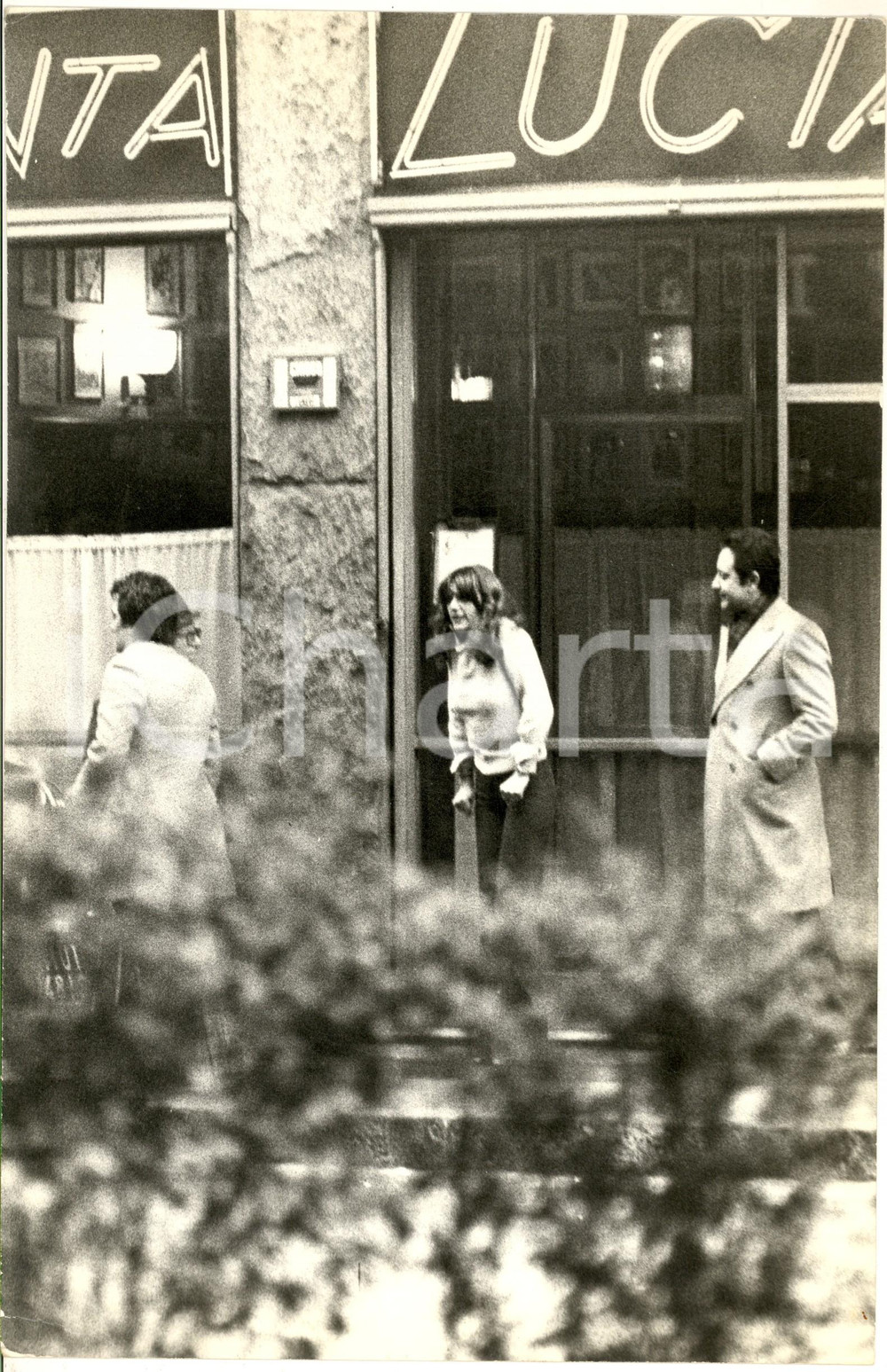 1970 ca MILANO Caterina CASELLI all'uscita dal ristorante SANTA LUCIA - Foto