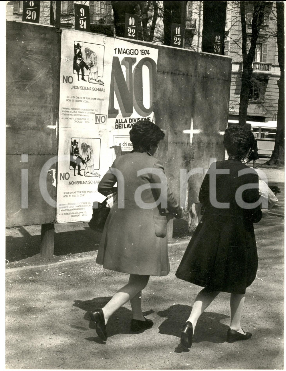 1974 COSTUME MILANO Referendum DIVORZIO - Propaganda per il NO (2) Foto 18x24 cm