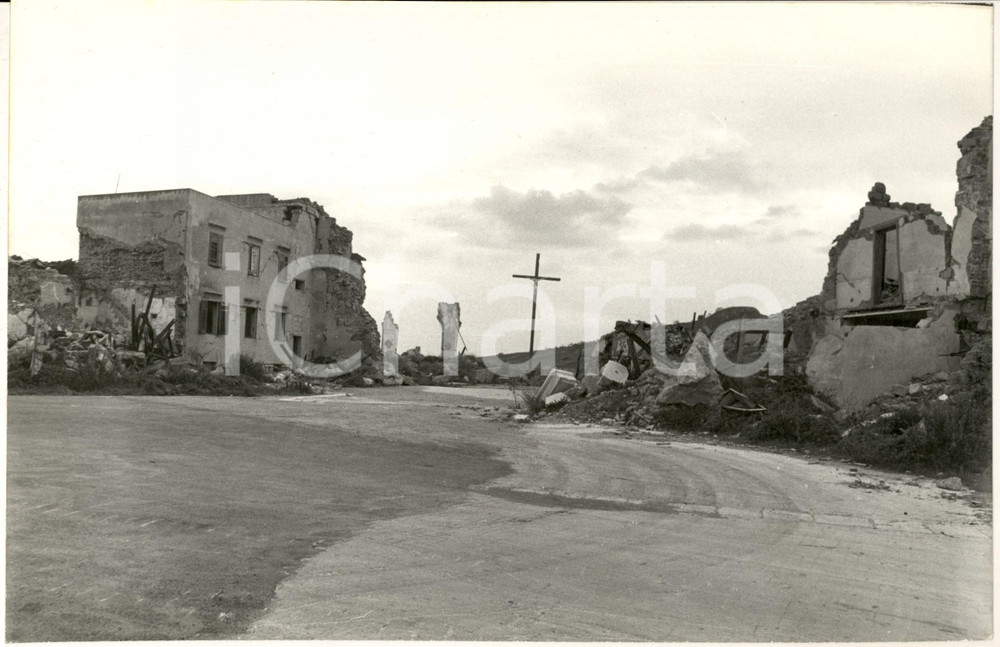 1968 TERREMOTO DEL BELICE Veduta di un paese distrutto dal sisma - Foto 30x20 cm