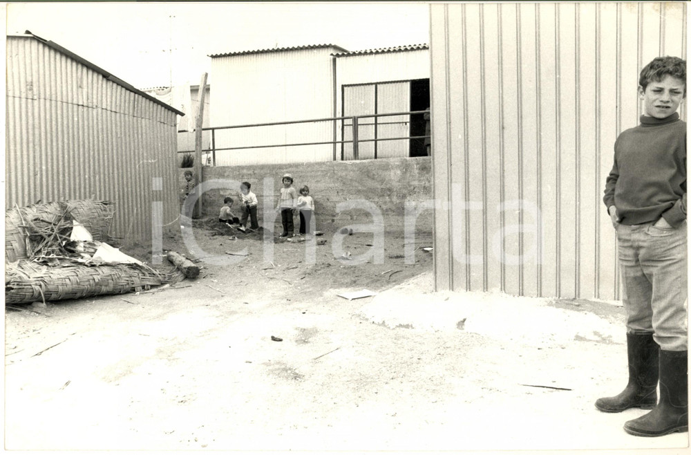 1968 TERREMOTO DEL BELICE Bambini giocano tra le baracche - Foto 30x20 cm