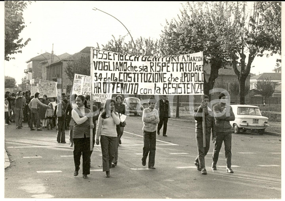 1975 ca TORTONA (AL) Manifestazione SCUOLA - Famiglie e studenti in corteo *Foto