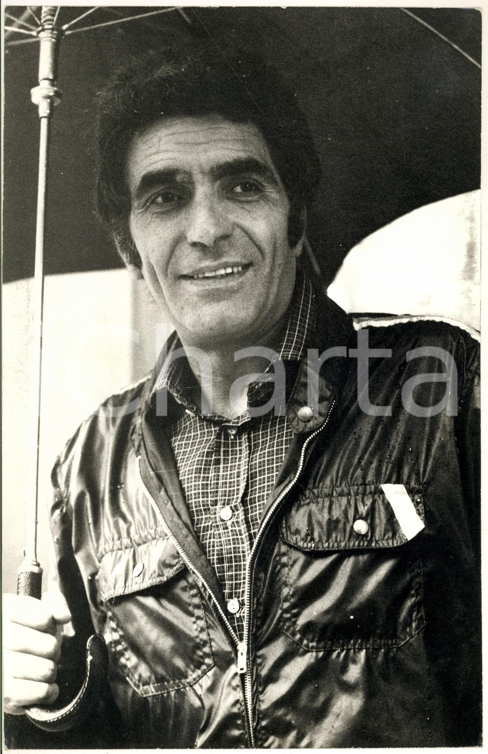 1970 ca COSTUME ITALIA Ritratto di Alberto LUPO sotto la pioggia (1) Foto 20x30