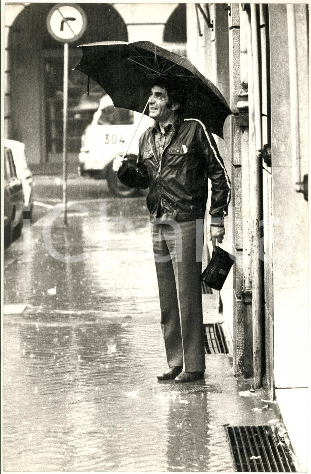 1970 ca COSTUME ITALIA Ritratto di Alberto LUPO sotto la pioggia (2) Foto 20x30