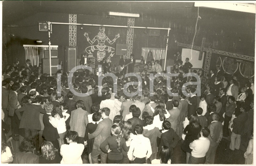 1970 ca COSTUME ITALIA La cantante MILVA in concerto in un locale *Foto 30x20 cm