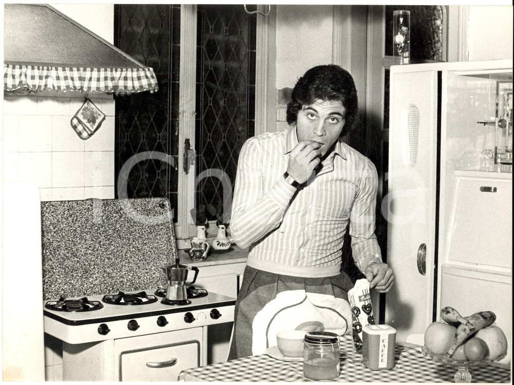 1971 TORINO JUVENTUS Calciatore Franco CAUSIO in cucina (1) Foto 24x18 cm