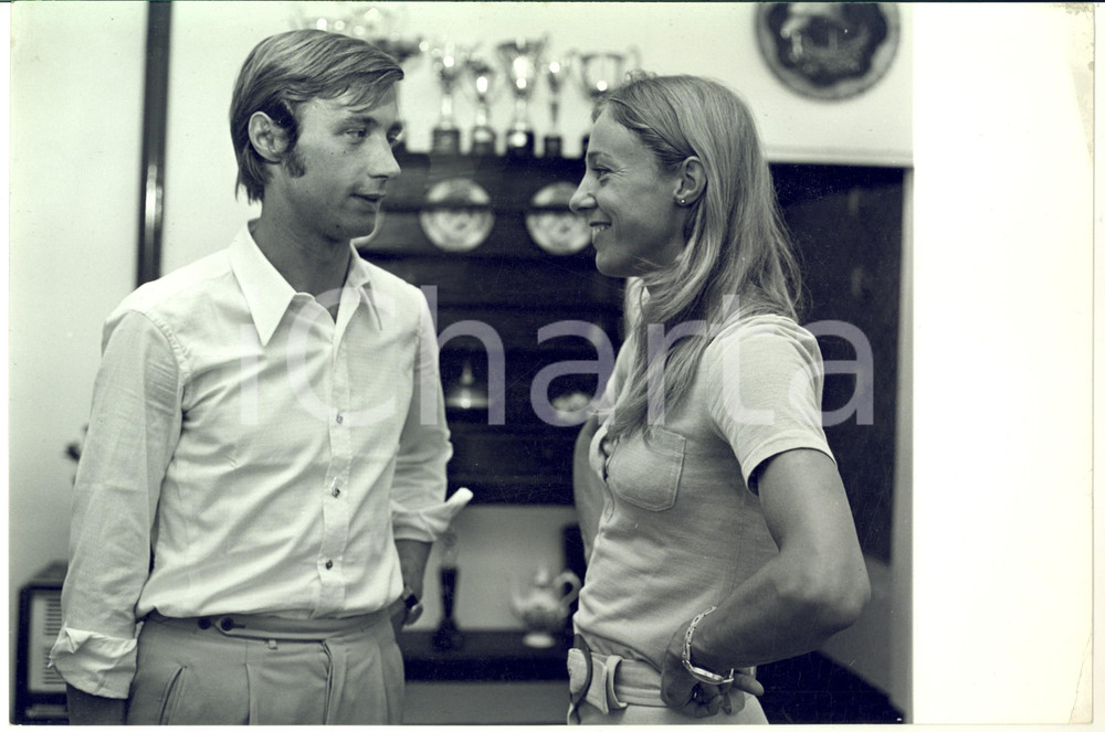 1970 ca COSTUME Atleta Donata GOVONI in casa con il marito (2) Foto 30x20