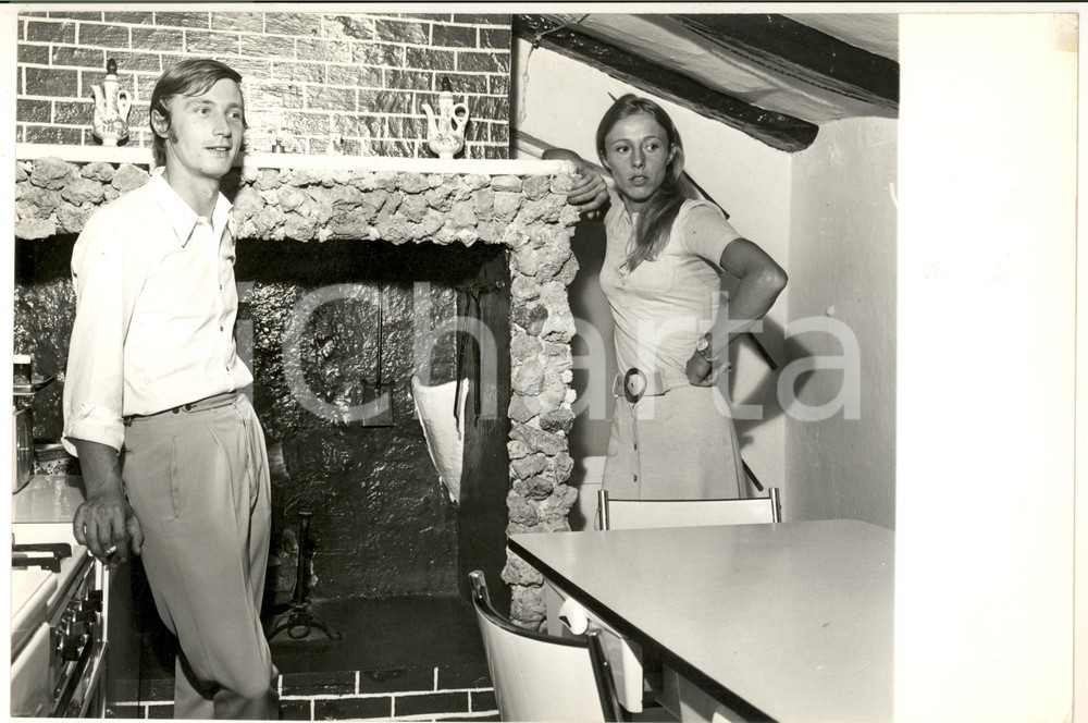 1970 ca COSTUME Atleta Donata GOVONI in casa con il marito (3) Foto 30x20 cm