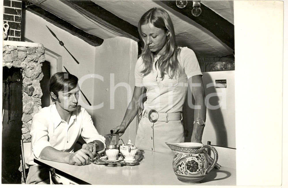 1970 ca COSTUME Atleta Donata GOVONI in casa con il marito (4) Foto 30x20 cm