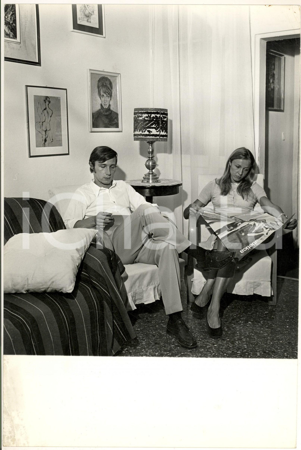 1970 ca COSTUME Atleta Donata GOVONI in casa con il marito (5) Foto 20x30 cm