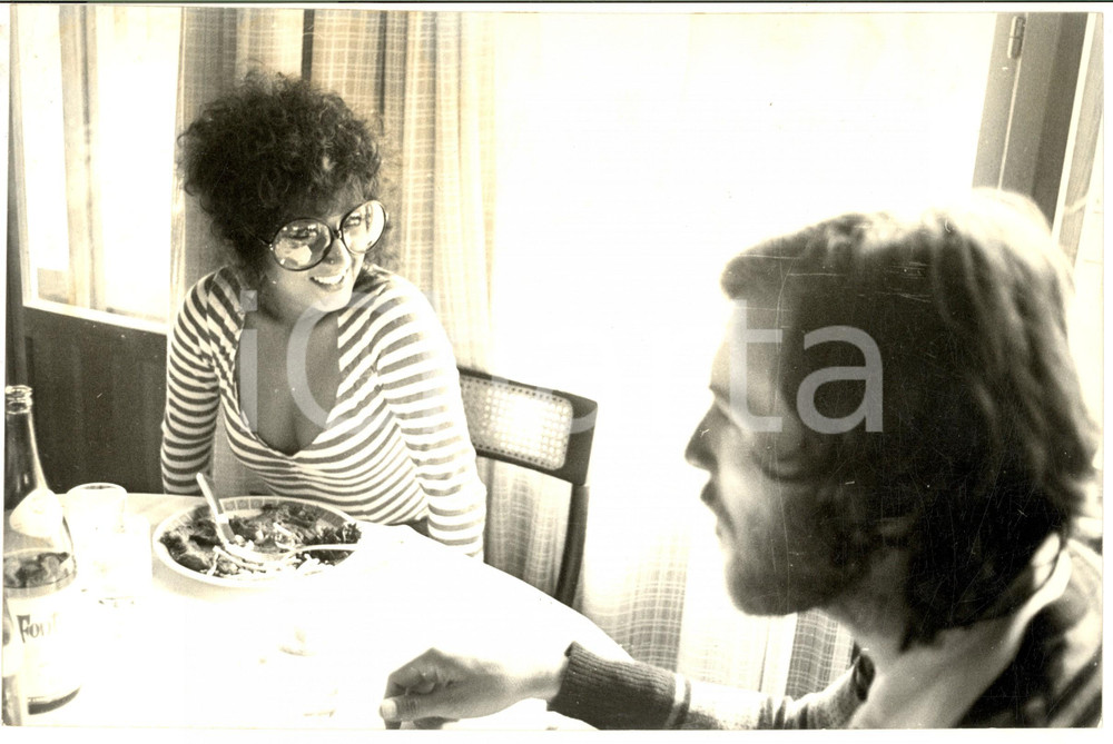 1970 ca COSTUME ITALIA Marcella BELLA in vacanza con il fidanzato (2) Foto 30x20
