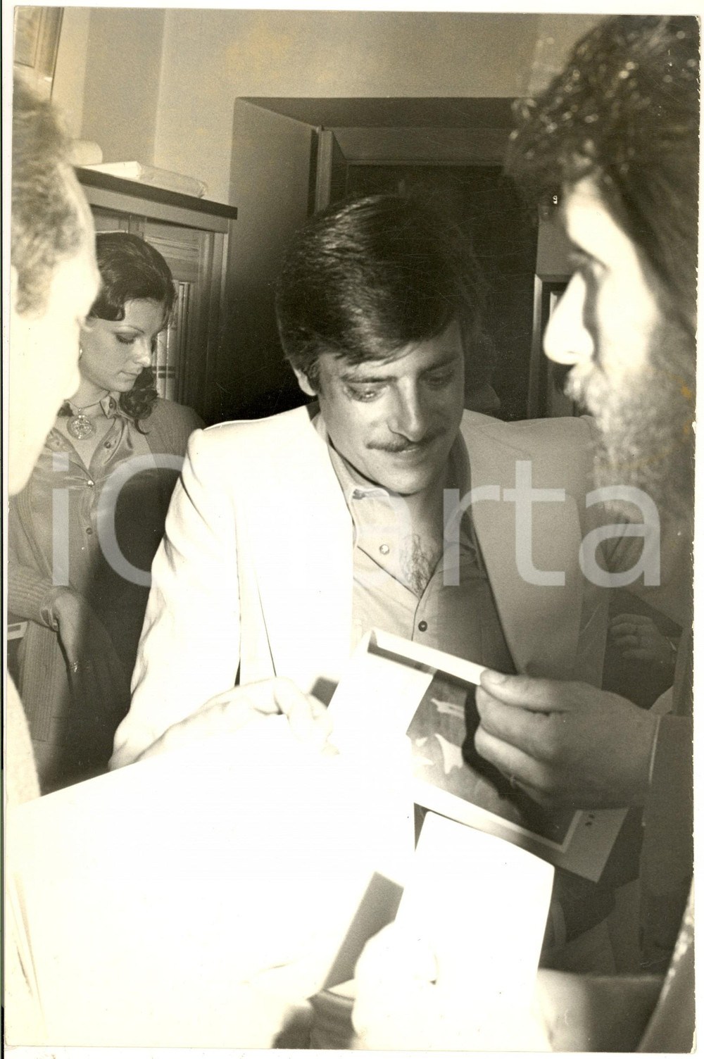 1970 ca COSTUME ITALIA Attore Giancarlo GIANNINI a un evento (4) Foto 20x30 cm