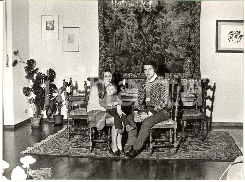 1972 MILANO Fabio CAPELLO a casa con la moglie e il figlio (5) Foto 24x18