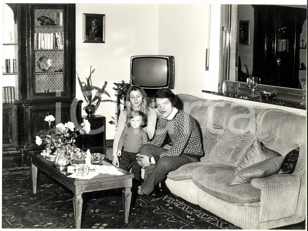 1972 MILANO Fabio CAPELLO a casa con la moglie e il figlio (3) Foto 24x18