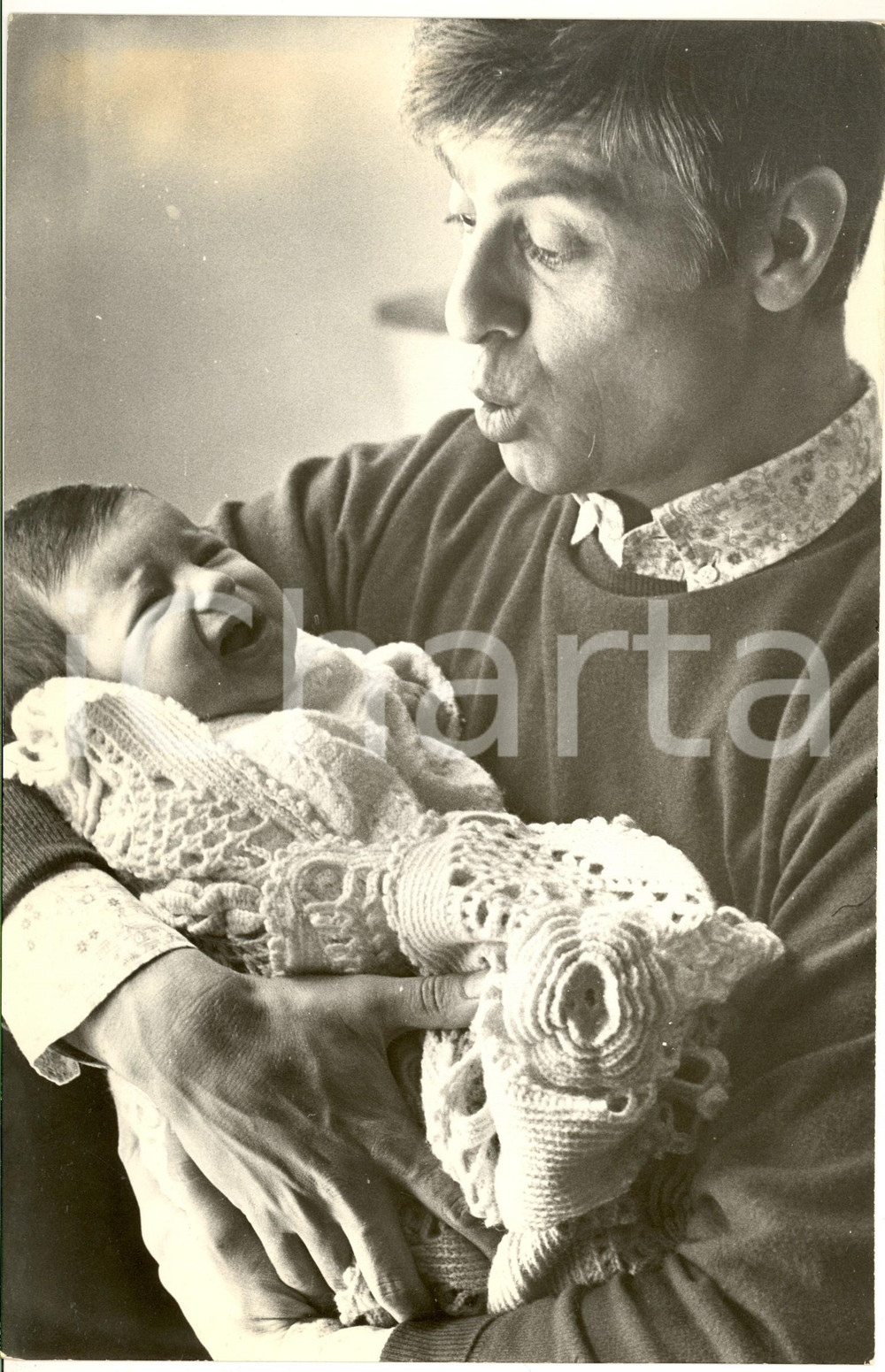 1970 ca COSTUME Cantante Tony DEL MONACO con il figlio neonato (2) Foto 20x30 cm